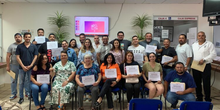 Capacitan a cajeros municipales para mejorar la atención a contribuyentes en La Paz