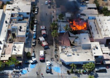 Bomberos de Todos Santos sofocan fuerte incendio en la comunidad