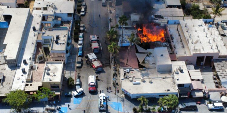 Bomberos de Todos Santos sofocan fuerte incendio en la comunidad