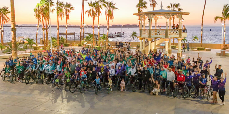 Encabeza Milena Quiroga jornada de biciviernes con más de 200 participantes