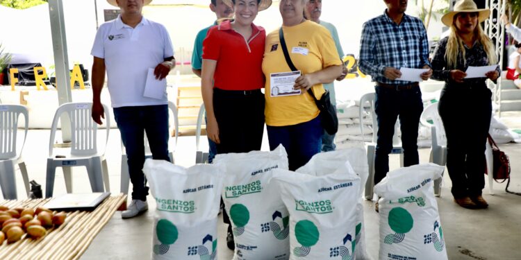 Impulsa Milena Quiroga tradiciones y economía local durante la Feria del Mango en San Bartolo