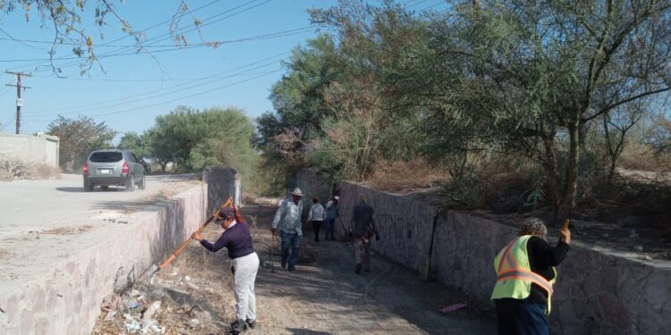 Limpian cerca de 20 canales de desagüe y puntos de inundación en La Paz