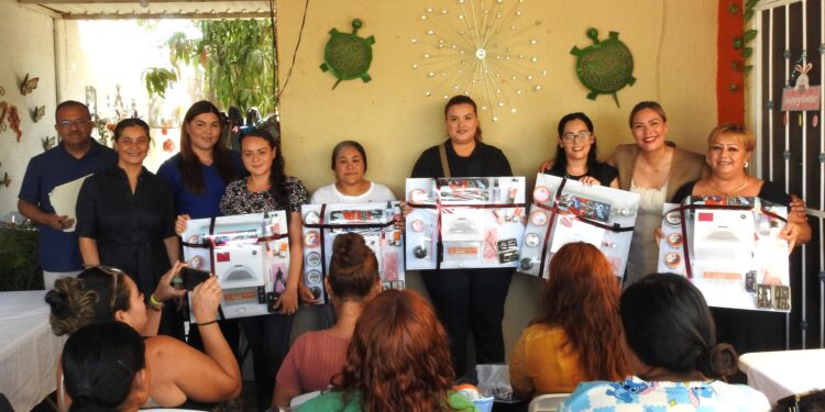 Inician cursos gratuitos de aplicación de uñas beneficiando a más de 50 mujeres