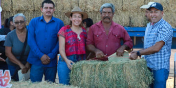 Apoya Milena Quiroga a productores de San Blas y Melitón Albáñez con entrega de alfalfa gratuita