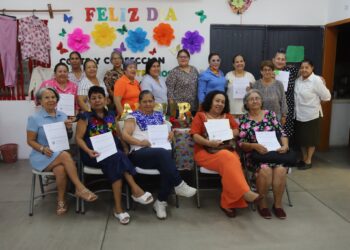 Concluyen cursos en Centros de Desarrollo Comunitario del DIF La Paz
