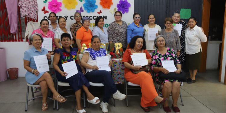 Concluyen cursos en Centros de Desarrollo Comunitario del DIF La Paz