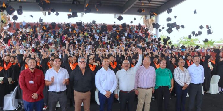 Celebran graduación de 596 estudiantes del CECYT 05, en Cabo San Lucas