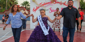 Coronan a Sara I como reina infantil de las Fiestas Tradicionales Santa Anita 2025