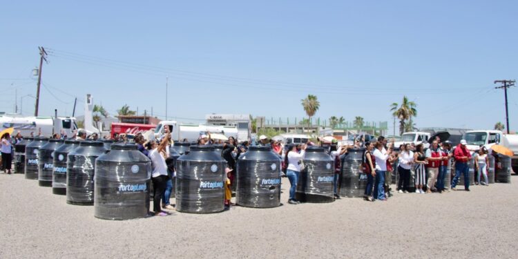 Encabeza alcalde Christian Agúndez entrega de 100 tinacos a familias de Cabo San Lucas