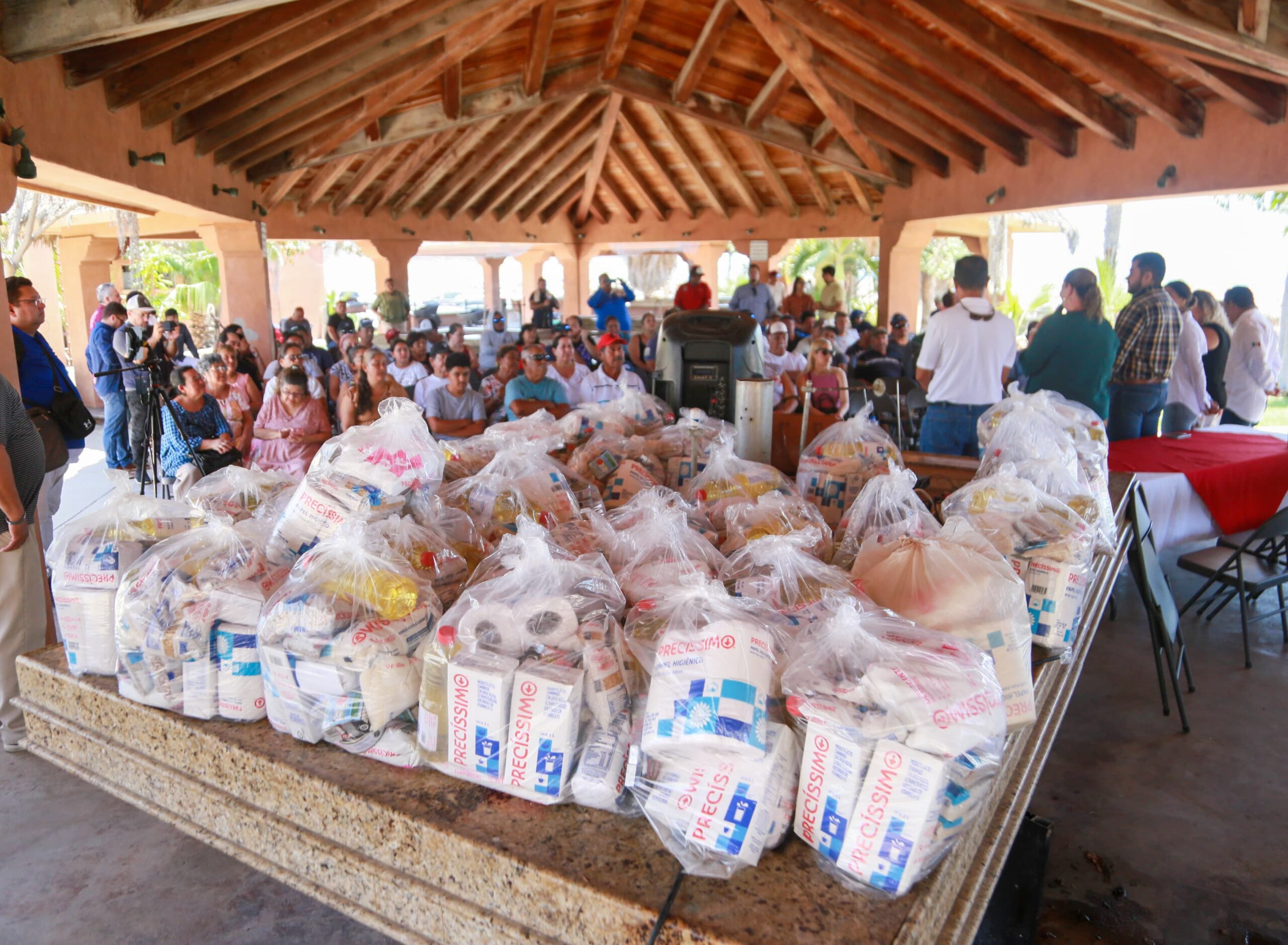 Entrega DIF 100 apoyos alimentarios a familias de pescadores en San José del Cabo