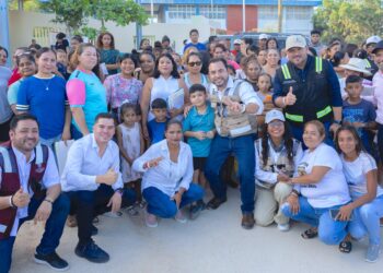 Alcalde Christian Agúndez entrega 100 tinacos y agua potable en pipas para familias de la colonia López Obrador 
