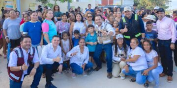 Alcalde Christian Agúndez entrega 100 tinacos y agua potable en pipas para familias de la colonia López Obrador 