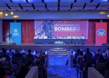 Bomberos de San José del Cabo celebran con ascensos, graduaciones y donación de camión cisterna