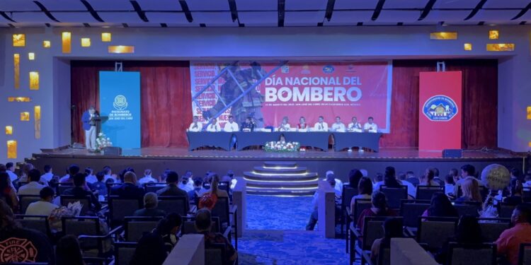 Bomberos de San José del Cabo celebran con ascensos, graduaciones y donación de camión cisterna