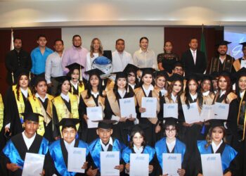 Entregan diplomas y certificados a egresados de la Universidad y Preparatoria de Los Cabos