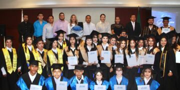 Entregan diplomas y certificados a egresados de la Universidad y Preparatoria de Los Cabos