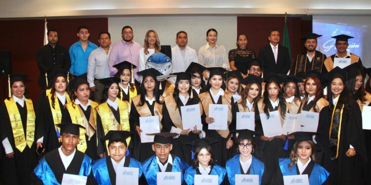 Entregan diplomas y certificados a egresados de la Universidad y Preparatoria de Los Cabos
