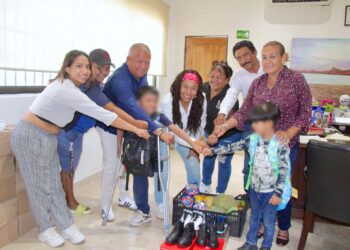 Entrega delegada útiles escolares, alimentos y material deportivo a familia de Cabo San Lucas