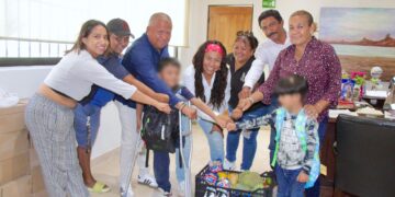 Entrega delegada útiles escolares, alimentos y material deportivo a familia de Cabo San Lucas