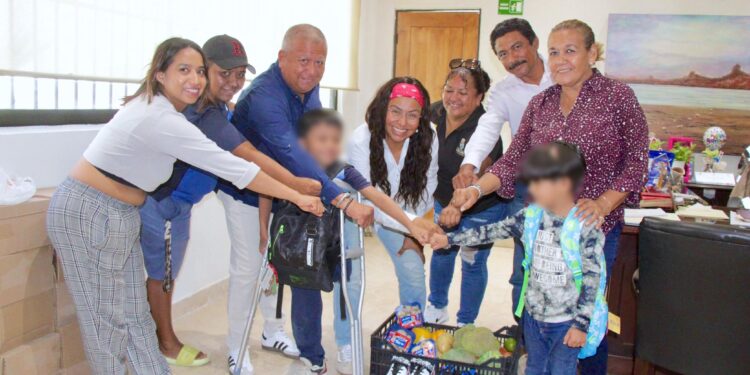 Entrega delegada útiles escolares, alimentos y material deportivo a familia de Cabo San Lucas