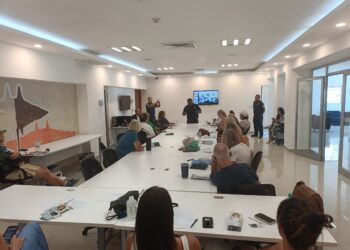 Capacitan Bomberos de Cabo San Lucas a personas extranjeras en prevención ante temporada ciclónica