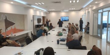 Capacitan Bomberos de Cabo San Lucas a personas extranjeras en prevención ante temporada ciclónica