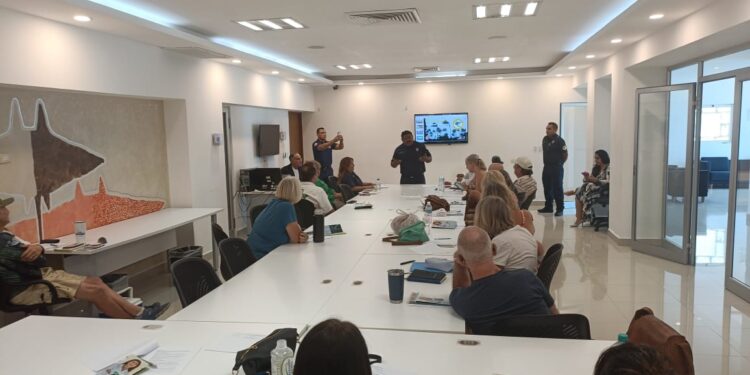 Capacitan Bomberos de Cabo San Lucas a personas extranjeras en prevención ante temporada ciclónica