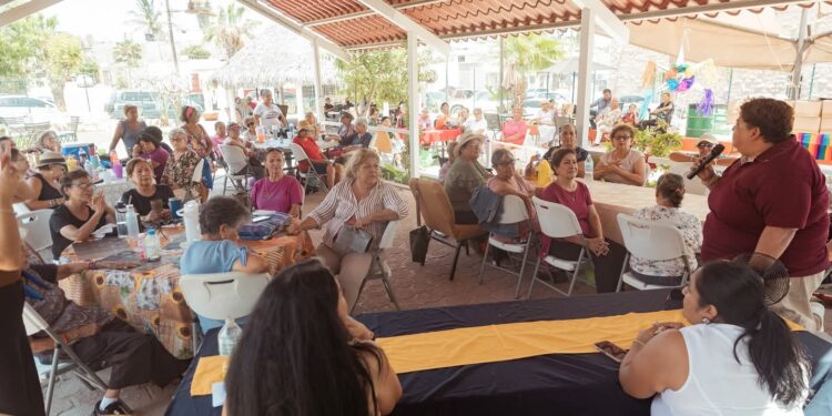 Llevan programa “La Ruta del Hot Dog” al Club de Abuelos San Miguel en Cabo San Lucas