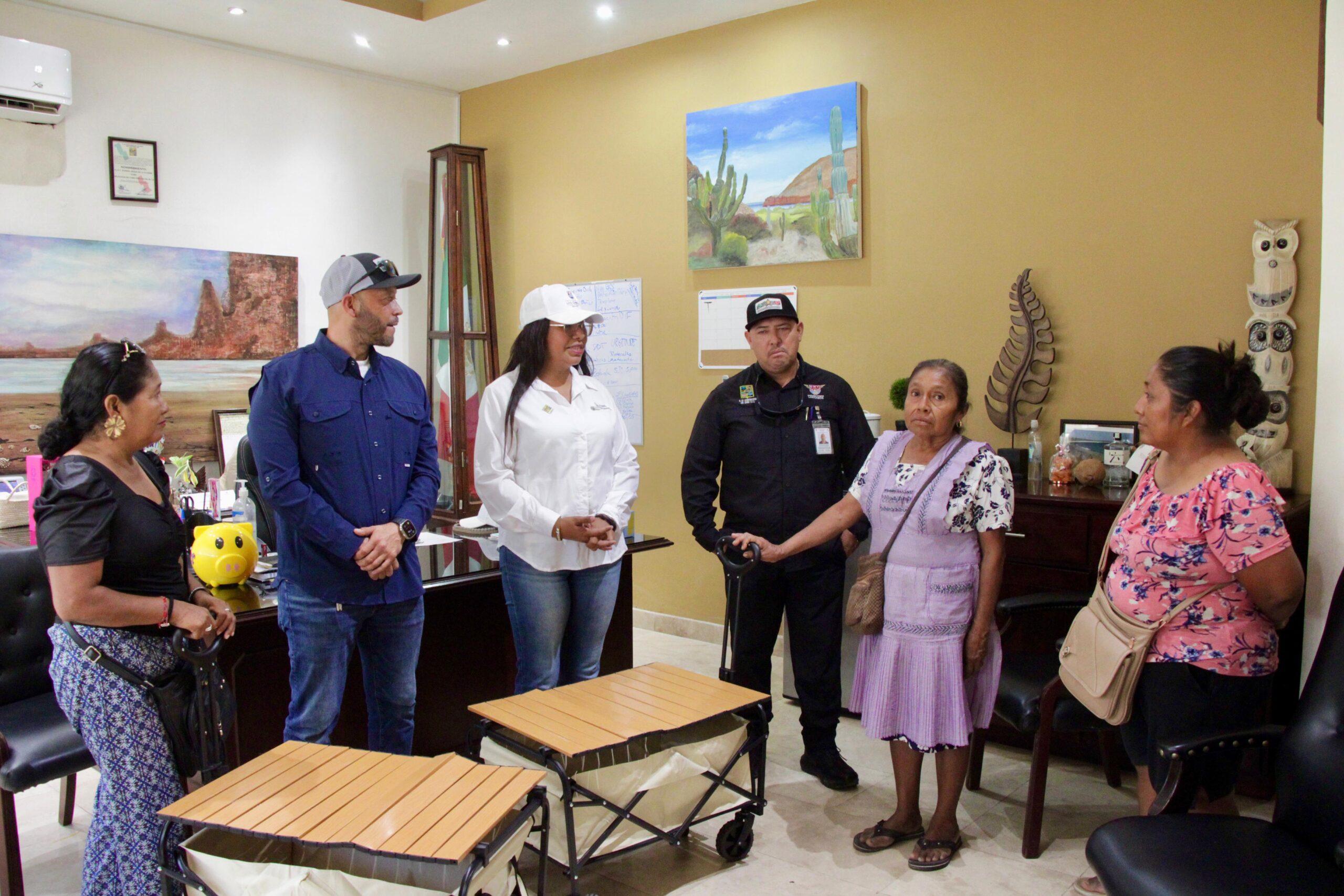 Realizan donación en apoyo a mujeres indígenas artesanas en Cabo San Lucas