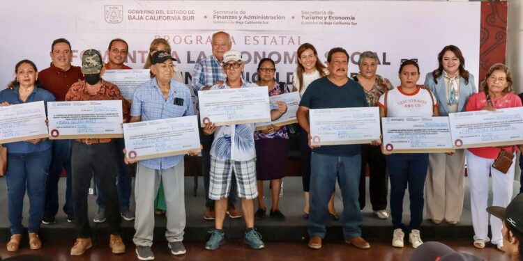 Gobierno de BCS impulsa la economía local con entrega de apoyos a emprendedoras y emprendedores paceños