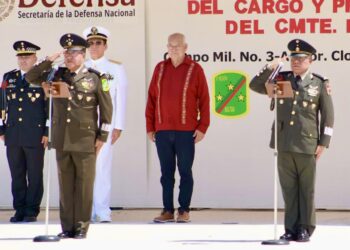 Asiste Gobernador  Víctor Castro a cambio de mando en la Tercera Zona Militar