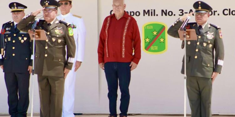 Asiste Gobernador  Víctor Castro a cambio de mando en la Tercera Zona Militar