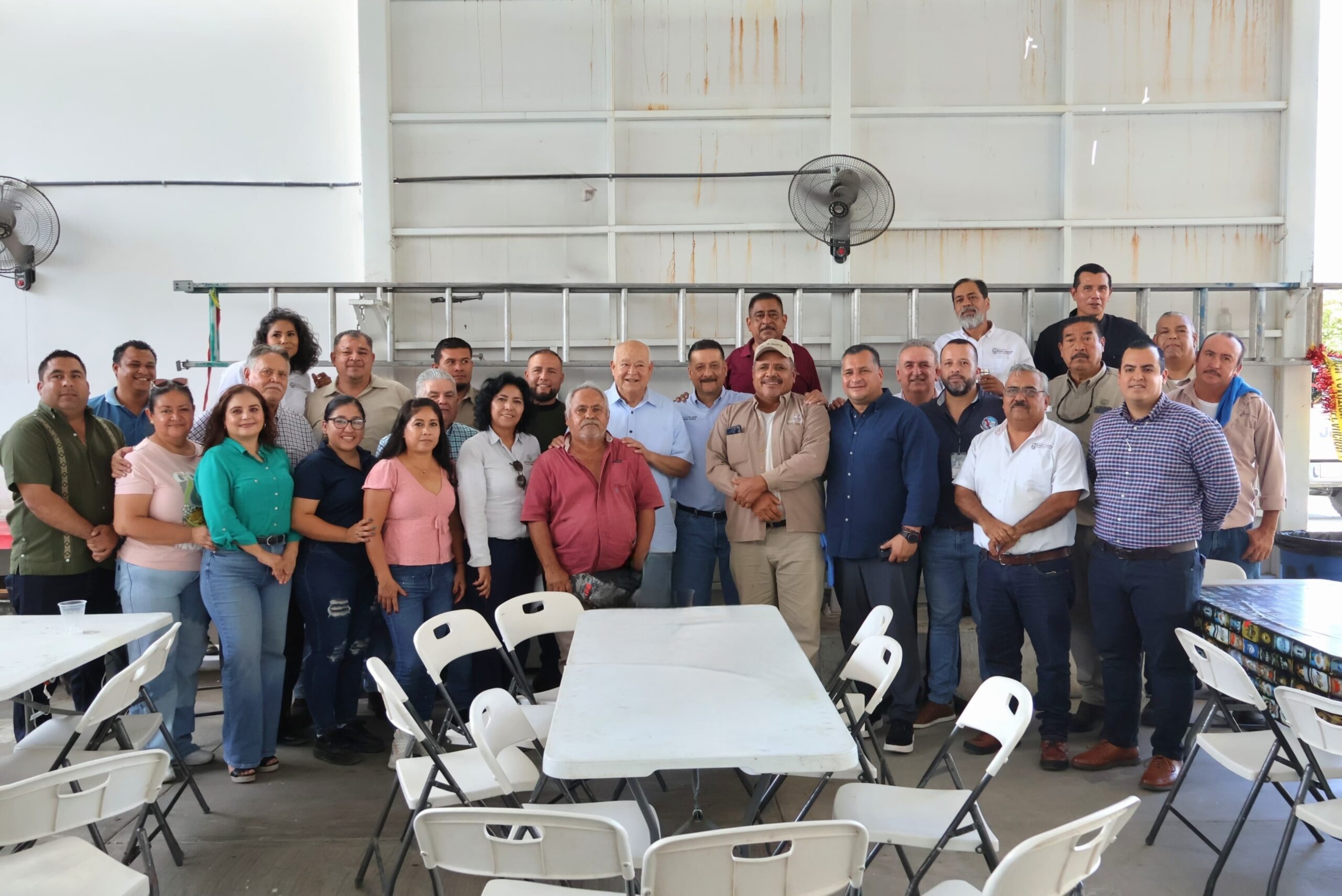 Gobernador Castro Cosío reconoce a trabajadores que realizan la decoración patria 2025