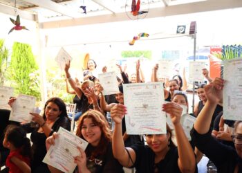 Concluyen más de 50 mujeres de la colonia Olas Altas y Calafia curso de aplicación de uñas