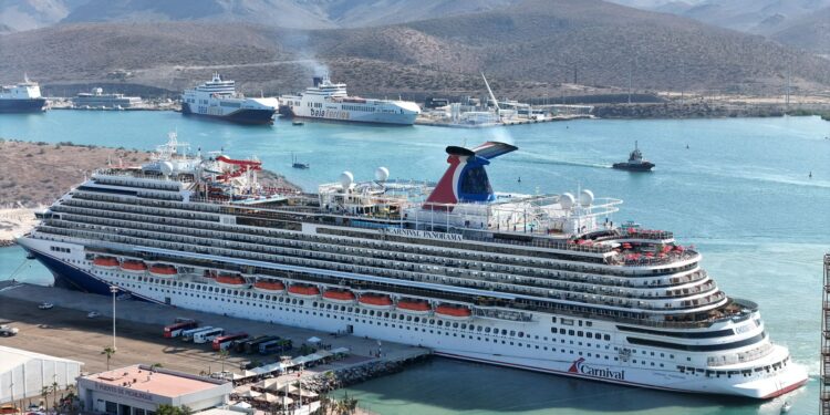 Arriba al Puerto de Pichilingue el crucero Carnival Panorama; se estima derrama económica de 3.5 MDP