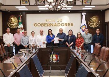 Gobernador recibe pliego petitorio de trabajadores de la Secretaría de Salud