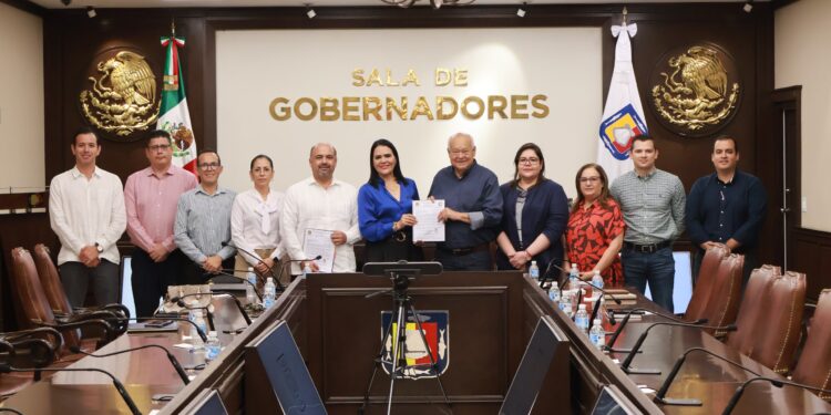 Gobernador recibe pliego petitorio de trabajadores de la Secretaría de Salud