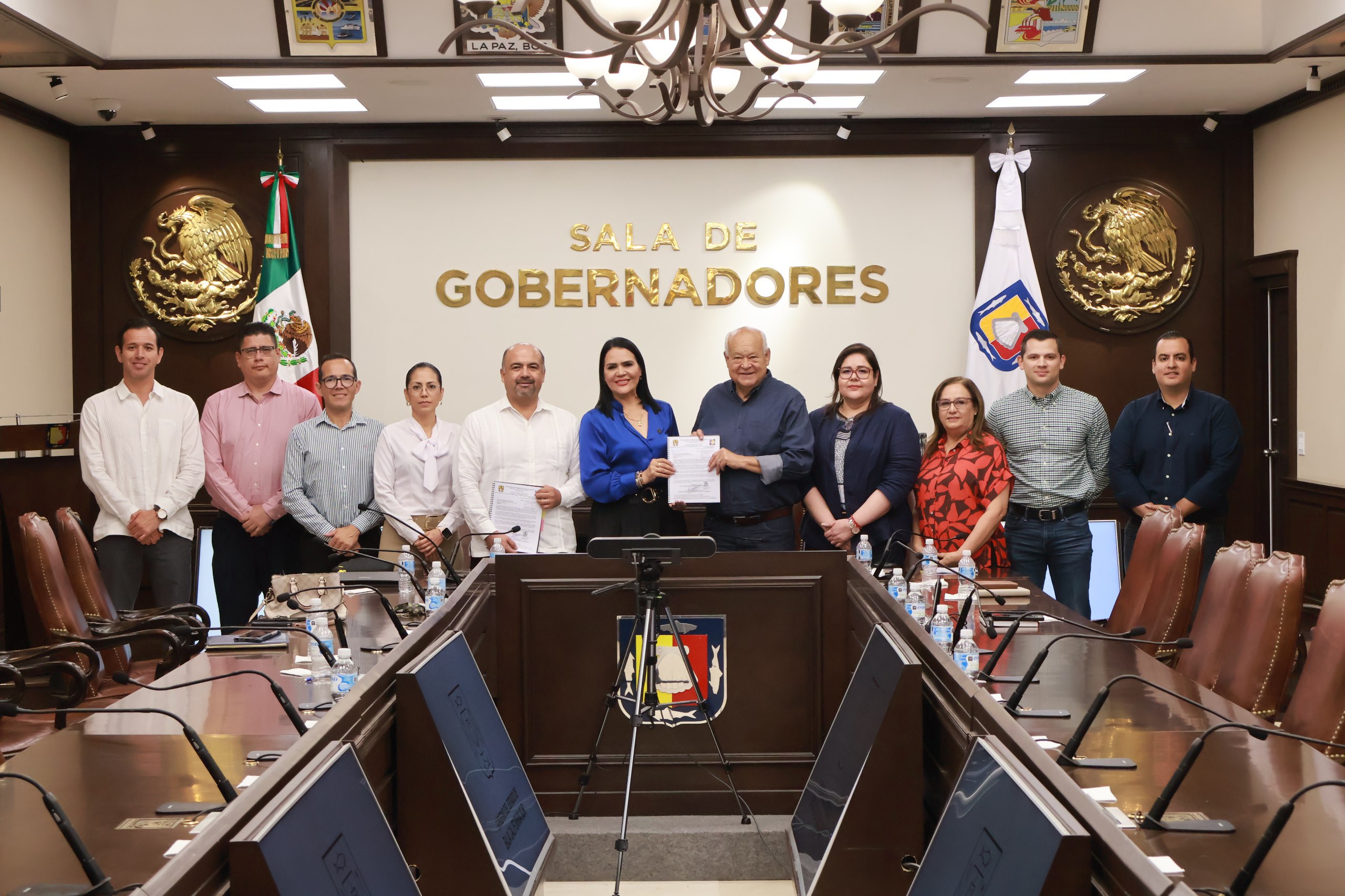 Gobernador recibe pliego petitorio de trabajadores de la Secretaría de Salud