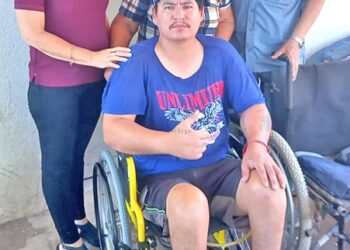 Entrega beneficencia pública sillas de ruedas a personas vulnerables