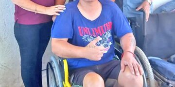 Entrega beneficencia pública sillas de ruedas a personas vulnerables