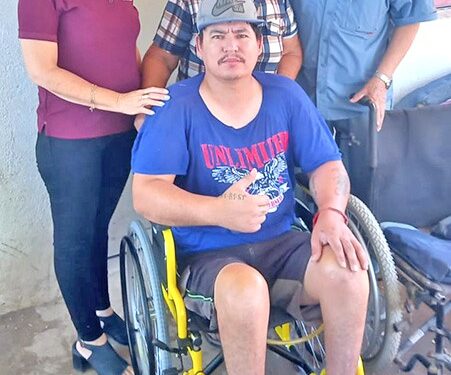 Entrega beneficencia pública sillas de ruedas a personas vulnerables