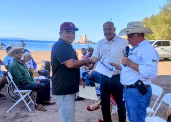 Entrega el Gobierno Estatal cartas de notificación al sector pesquero de Agua Verde, en Loreto