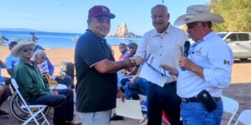 Entrega el Gobierno Estatal cartas de notificación al sector pesquero de Agua Verde, en Loreto
