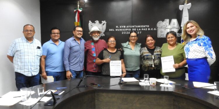 Avanza entrega de concesiones del Mercado Étnico en La Paz