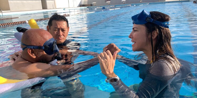 La Paz vive una jornada histórica de apnea inclusiva con la campeona mundial Estrella Navarro