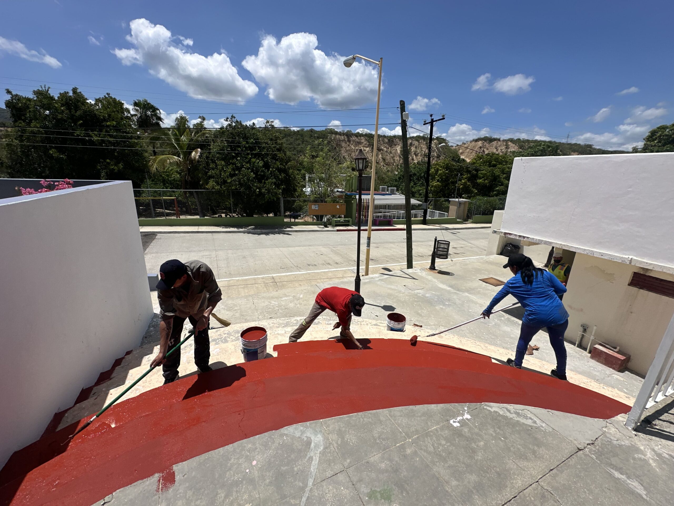 Realizan trabajos de mantenimiento y pintura en la plaza pública de San Bartolo