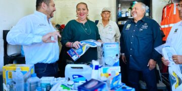Entrega VI regidora medicamentos al personal de Servicios Públicos de Los Cabos