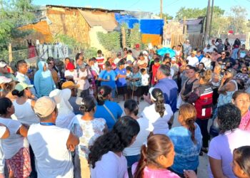  Autoridades municipales atienden a habitantes de la colonia López Obrador en CSL