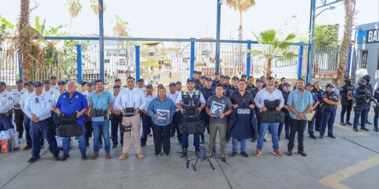 Entregan autoridades uniformes y equipamiento a elementos de Seguridad Pública Municipal