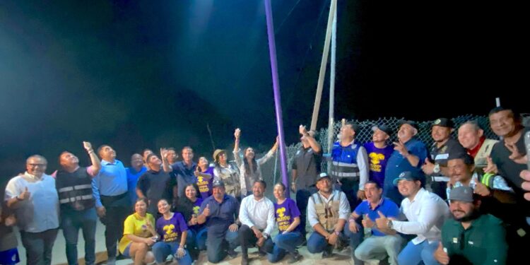 Instala Ayuntamiento de Los Cabos el poste número 100 de alumbrado público solar en Cabo San Lucas